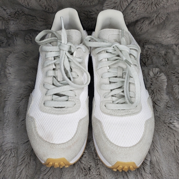 Veja White and Black Women's Sneakers - Picture 8 of 10